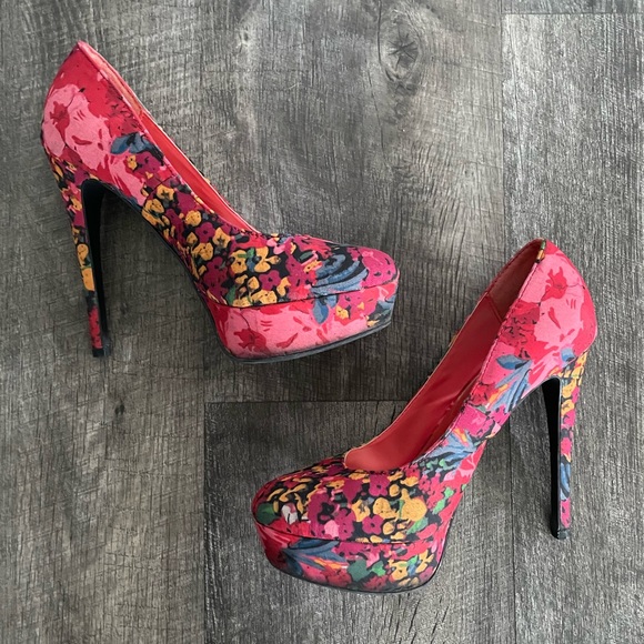Xhilaration red floral platform heels 🌹 - Picture 1 of 9